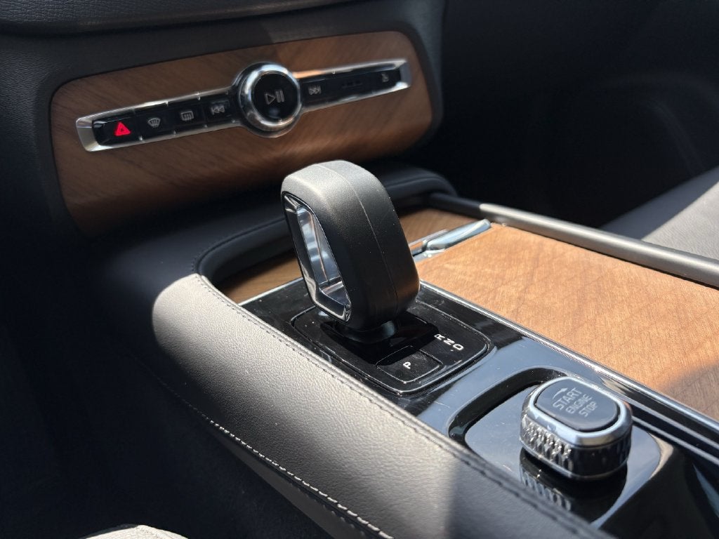 2024 Volvo XC90 B5 Plus