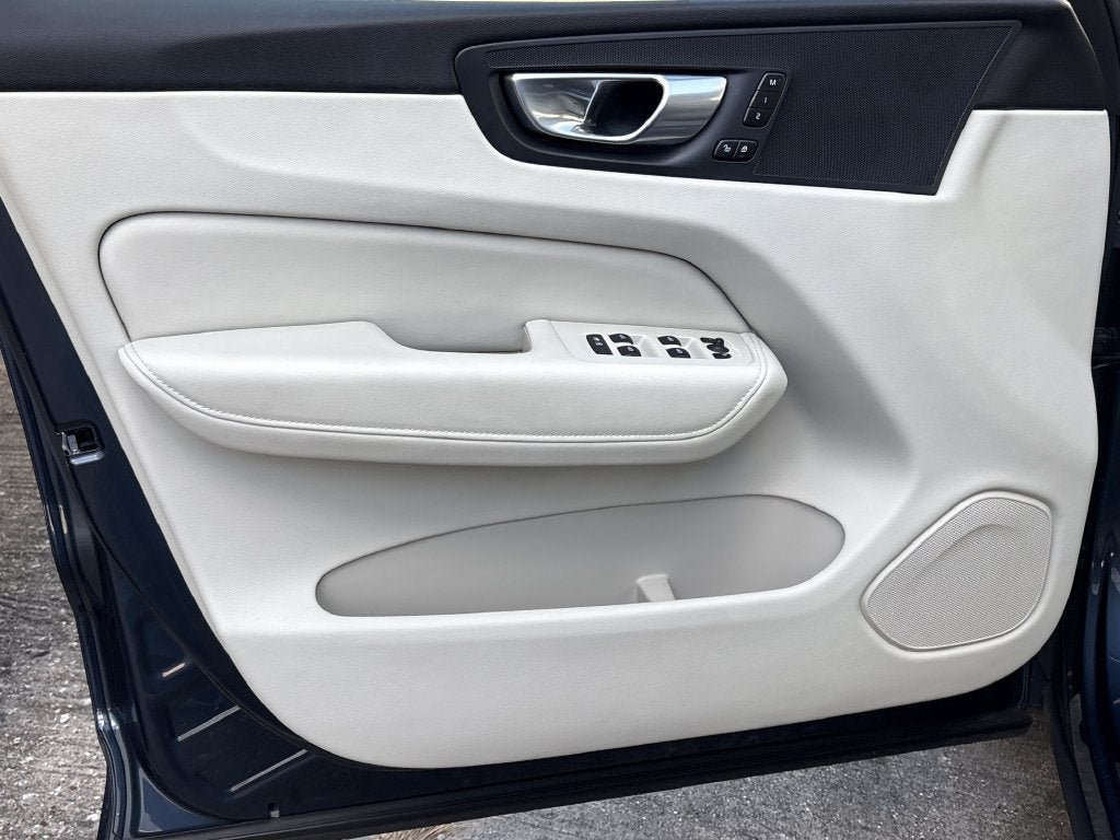 2024 Volvo XC60 B5 Plus Dark Theme