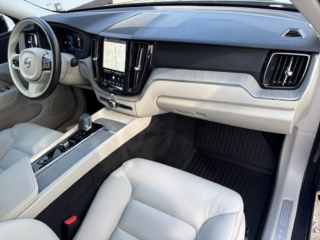 2024 Volvo XC60 B5 Plus Dark Theme